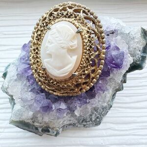 Vintage Signed Florenza Cameo Brooch